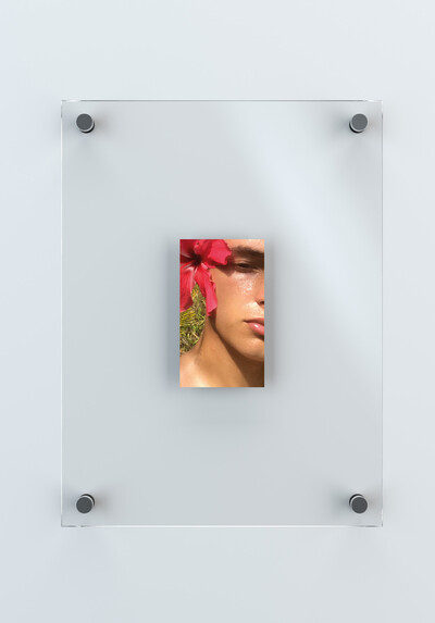 Unreleased Selfies, 2019. Digital print  12,3 x 7 cm. With frame: 36 x 27 cm. - © Ben Elliot