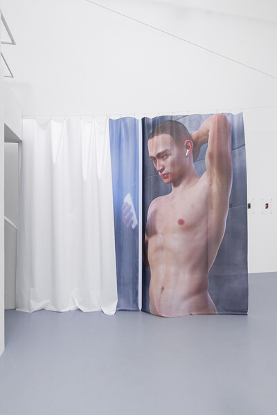 In the Shower, 2019. Dye sublimation print on fabric 300 x 225 cm. - © Ben Elliot