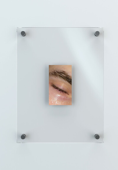 Unreleased Selfies, ongoing series. Digital print. 12.3 x 7 cm (36 x 27 cm frame). - © Ben Elliot