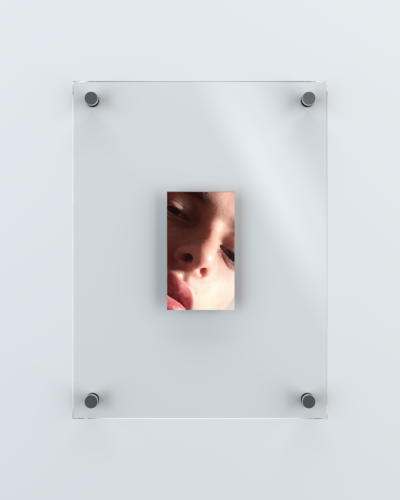 Unreleased Selfies, ongoing series. Digital print. 12.3 x 7 cm (36 x 27 cm frame). - © Ben Elliot