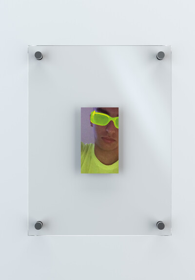 Unreleased Selfies, ongoing series. Digital print. 12.3 x 7 cm (36 x 27 cm frame). - © Ben Elliot