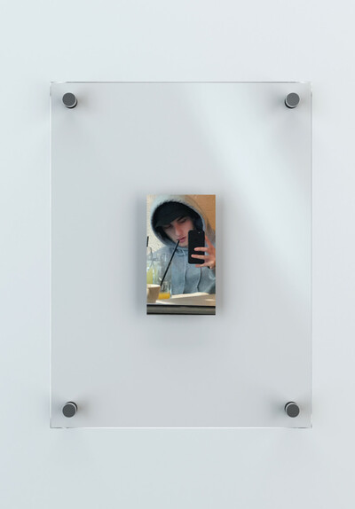 Unreleased Selfies, ongoing series. Digital print. 12.3 x 7 cm (36 x 27 cm frame). - © Ben Elliot