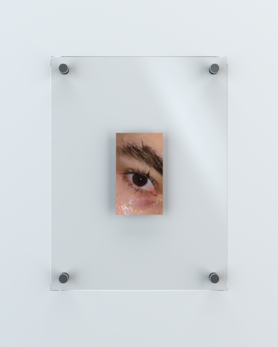 Unreleased Selfies, ongoing series. Digital print. 12.3 x 7 cm (36 x 27 cm frame). - © Ben Elliot