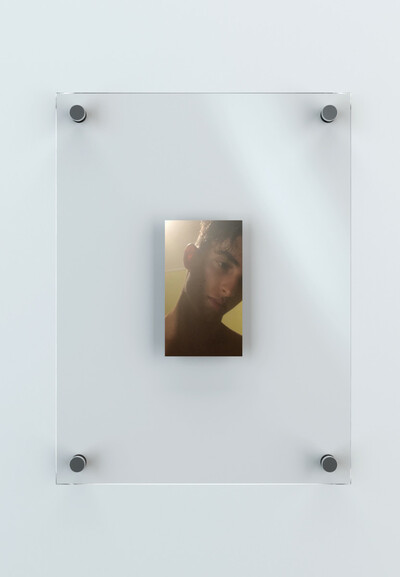 Unreleased Selfies, ongoing series. Digital print. 12.3 x 7 cm (36 x 27 cm frame). - © Ben Elliot