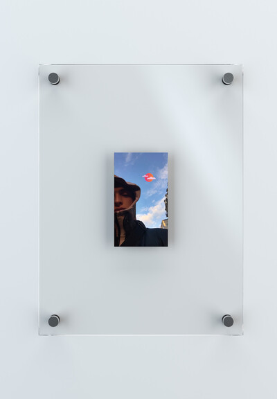 Unreleased Selfies, ongoing series. Digital print. 12.3 x 7 cm (36 x 27 cm frame). - © Ben Elliot