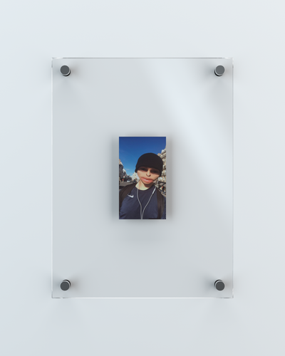 Unreleased Selfies, ongoing series. Digital print. 12.3 x 7 cm (36 x 27 cm frame). - © Ben Elliot